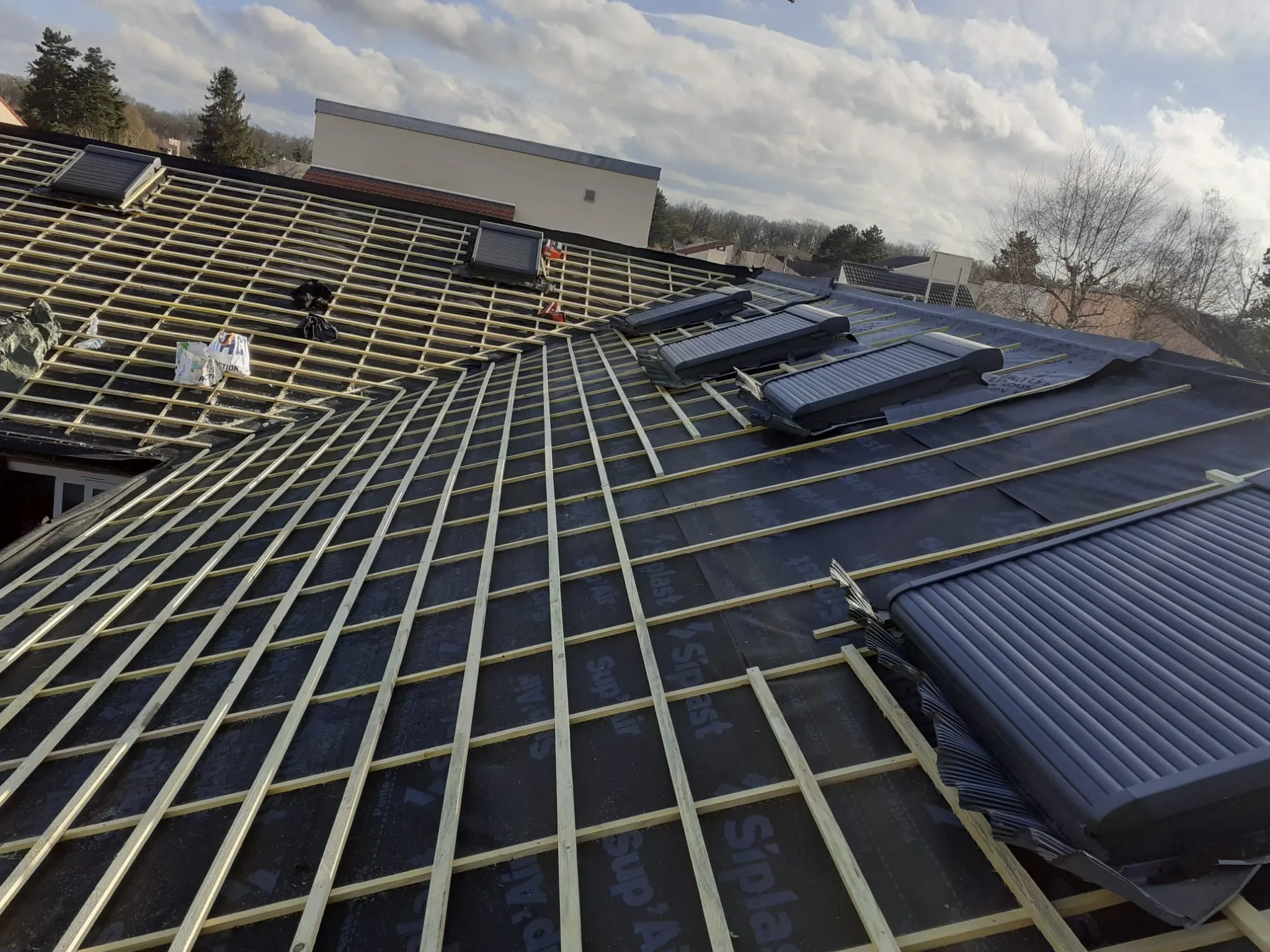 Ouvrier tenant une fenêtre